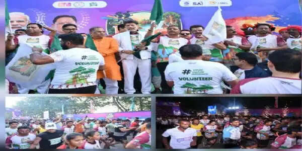 बस्तर हेरिटेज मैराथन दौड़ काे जनप्रतिनिधियाें ने झंडी दिखाकर किया रवाना