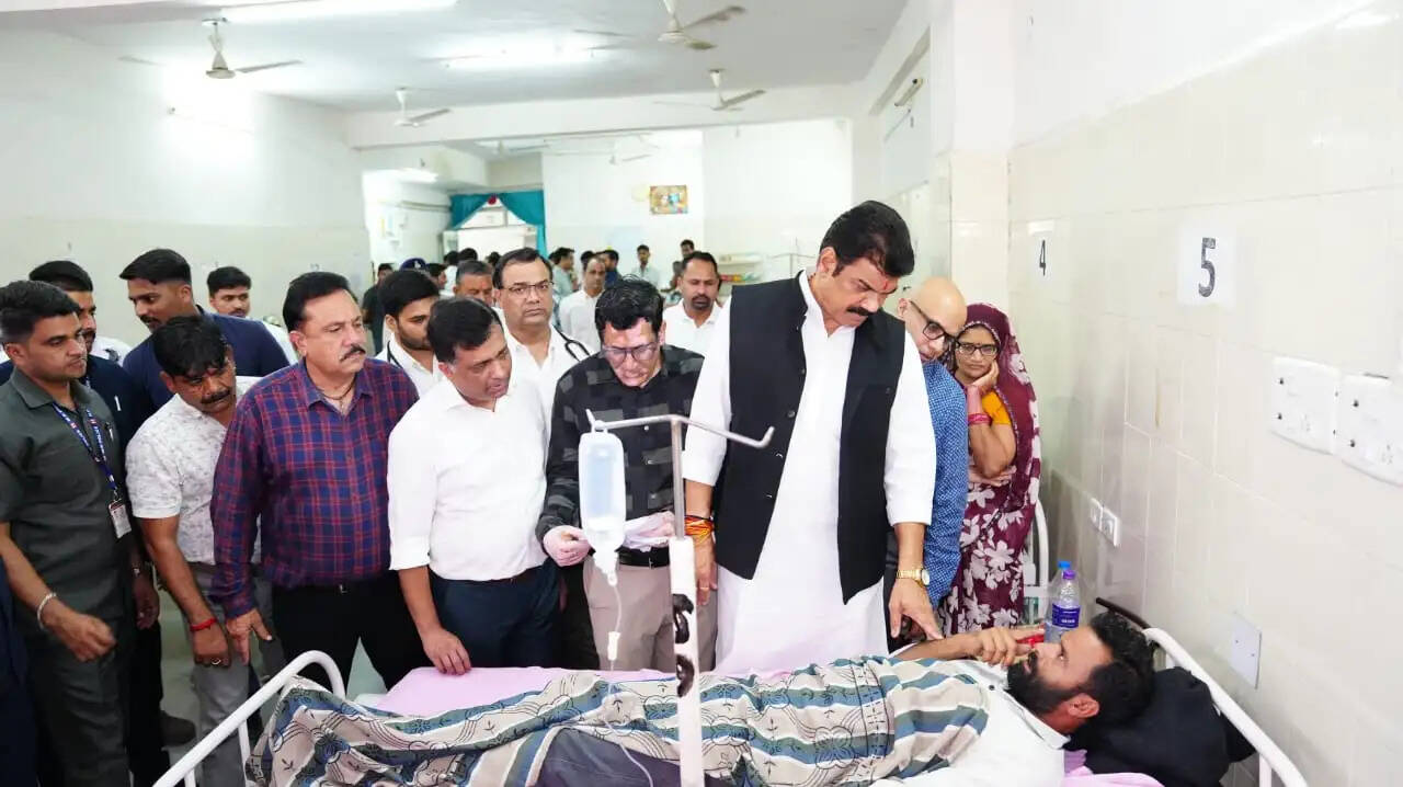 सागर में दूषित शराब से बीमार लोगों का मंत्री गोविंद सिंह ने जाना हाल, तीन दिन में मुआवजे का भरोसा