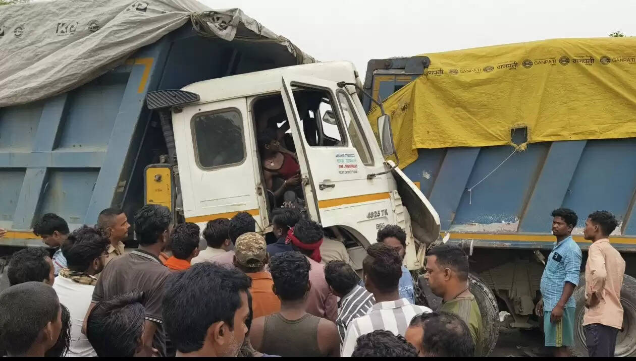 कोरबा में भीषण सड़क हादसा, हाईवा के केबिन में फंसा ड्राइवर, तीन घंटे बाद निकाला गया बाहर