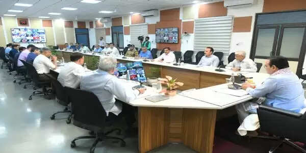 पहलगाम आतंकी हमले के मद्देनजर मुख्यमंत्री ने की कानून-व्यवस्था की समीक्षा