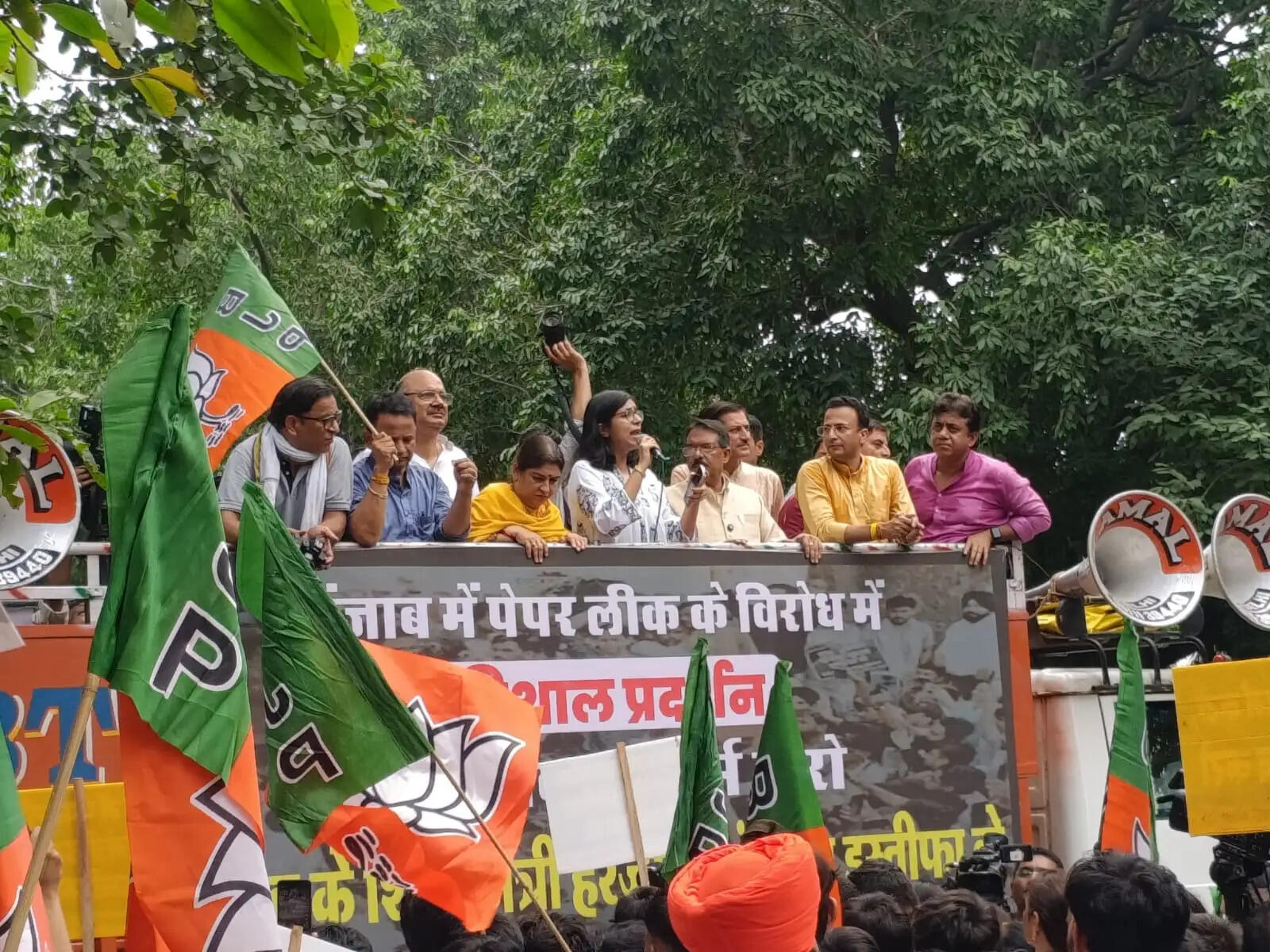 (अपडेट)&nbsp;दिल्ली भाजपा का आआपा कार्यालय पर प्रदर्शन, पेपर लीक पर दोहरे मापदंड का आरोप