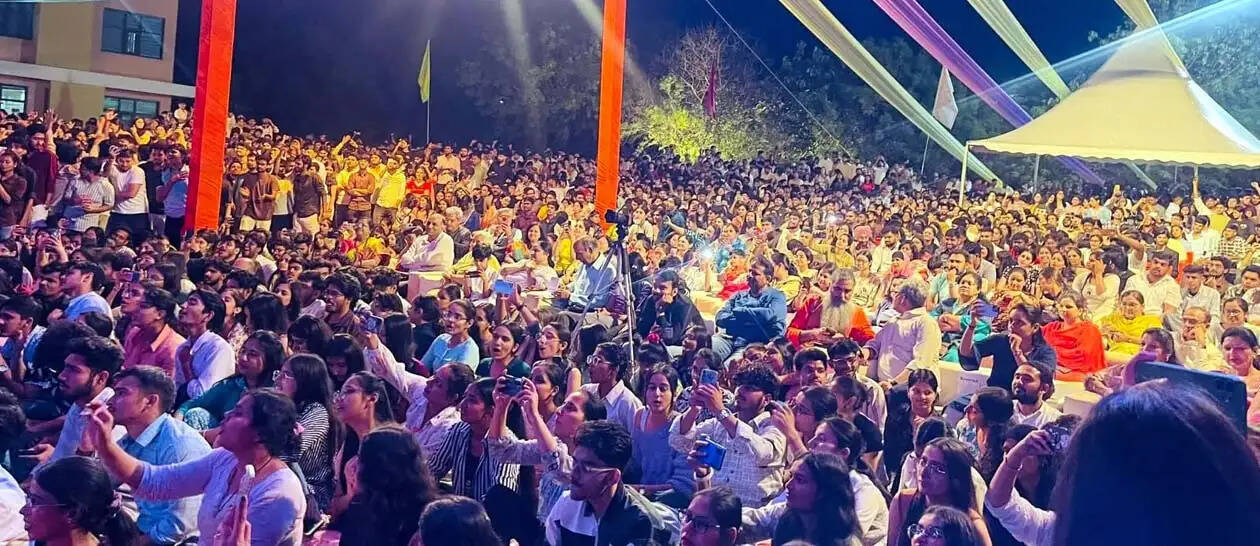 हिसार : अक्षरम्-2026 में साधो बैंड की शानदार प्रस्तुति ने बांधा समां