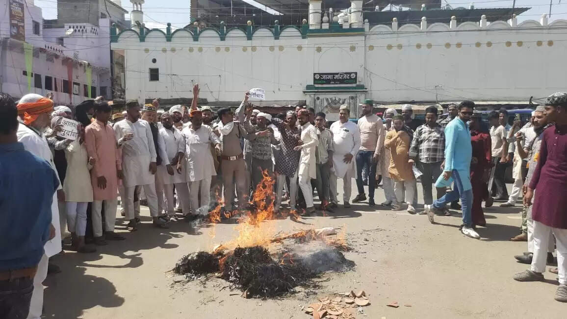 मुरैना: आतंकवाद का पुतला फूंका, मुसलमान ने भी लगाये पाकिस्तान मुर्दाबाद के नारे