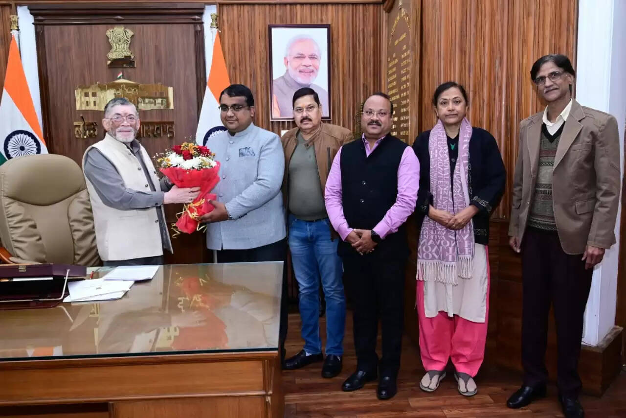 सूचना आयुक्ताें की नियुक्ति काे लेकर मंच ने साैंपा राज्‍यपाल को ज्ञापन