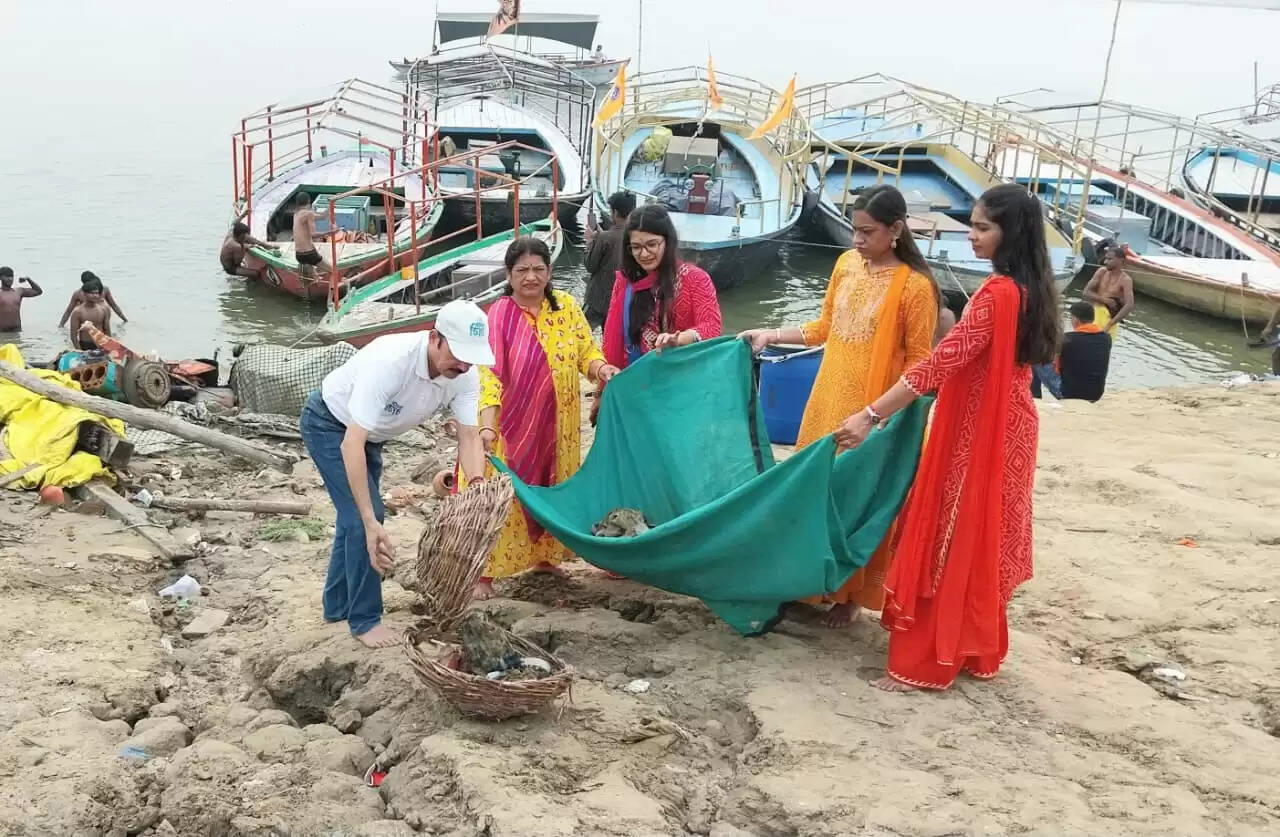 गंगा किनारे कचरा साफ कर नारी शक्ति ने किया महिला विरोधी राजनीतिक कचरे को साफ करने का आवाह्न