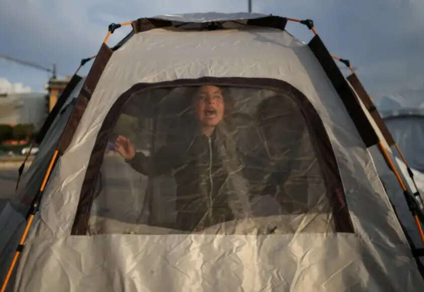 इजराइल के गाजा हमले में चार की मौत, लेबनान में पर्चे गिराकर दी चेतावनी