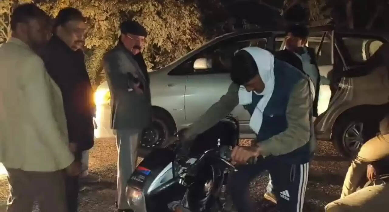 अमेठी सांसद का मानवीय कदम, घायल सिपाही को अपनी गाड़ी से पहुंचाया अस्पताल