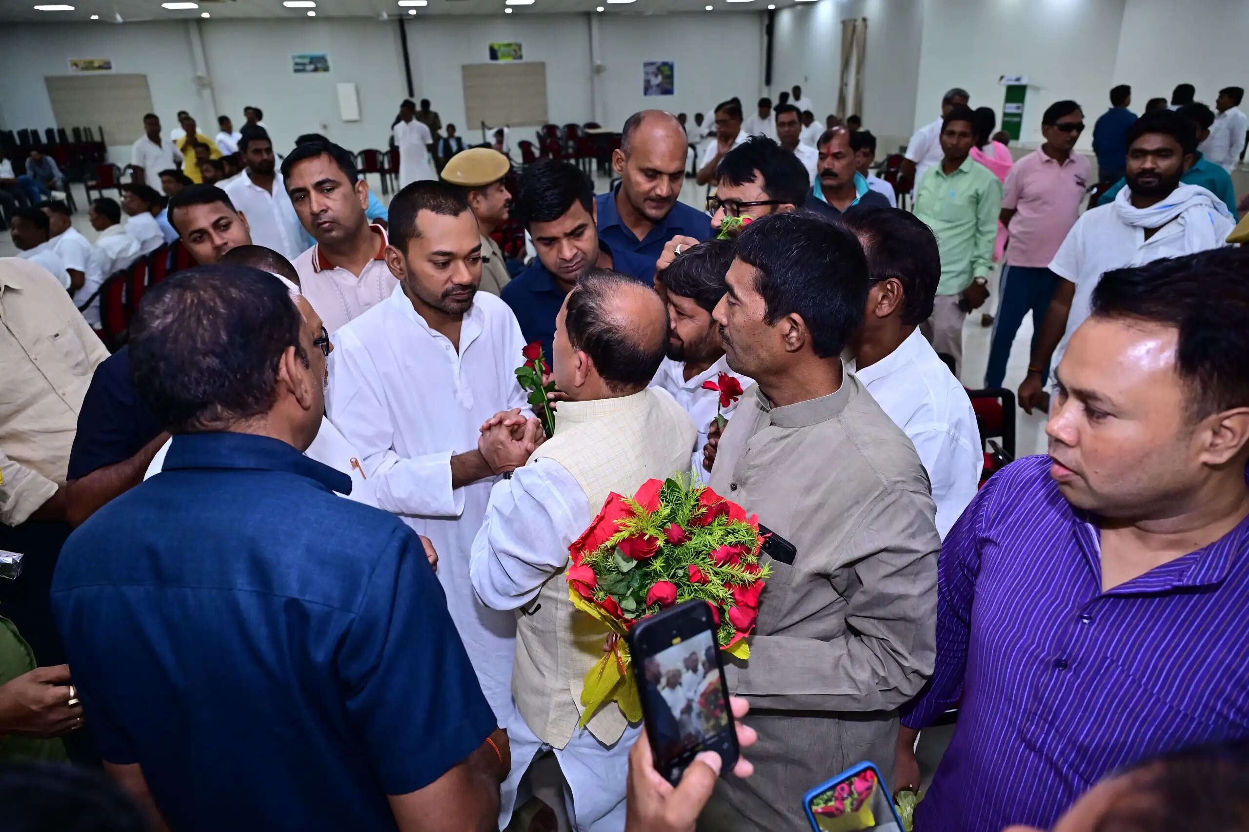 स्वास्थ्य मंत्री निशांत कुमार ने पार्टी कार्यालय में कार्यकर्ताओं से शिष्टाचार भेंट