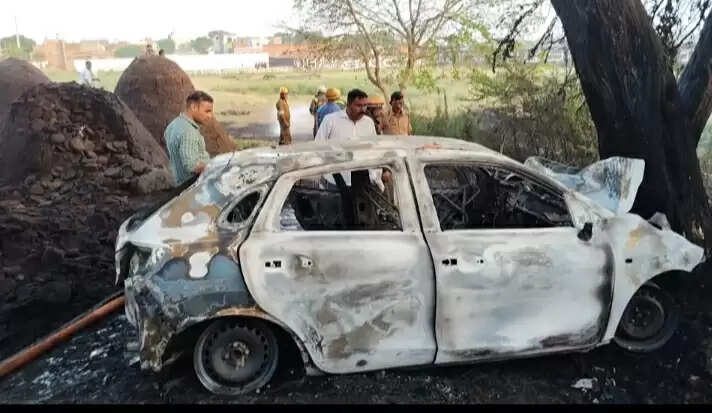 बाइक को बचाने में पेड़ से टकराई कार में लगी आग से जिंदा जला चालक, बाइक सवार की भी मौत