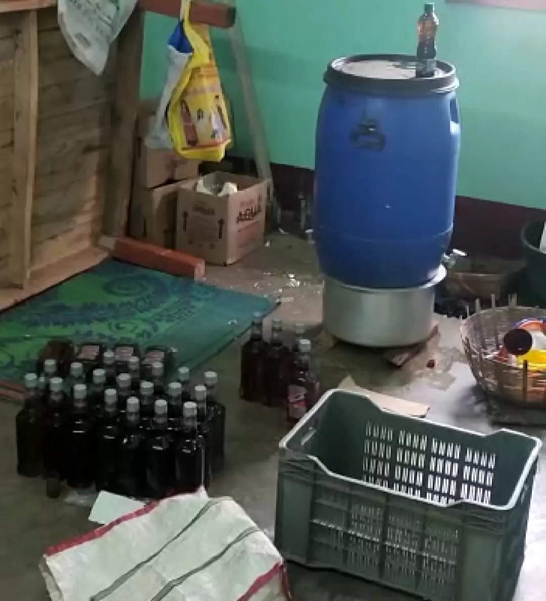 गोविंदपुर में मिनी अवैध शराब फैक्टरी का खुलासा, नकली शराब जब्त