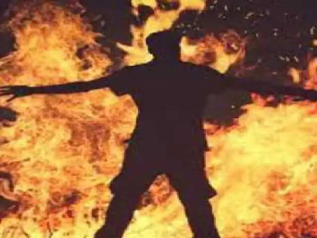 रिश्तेदार से पैसों का विवाद, खुद को आग लगा नाले में कूदा युवक
