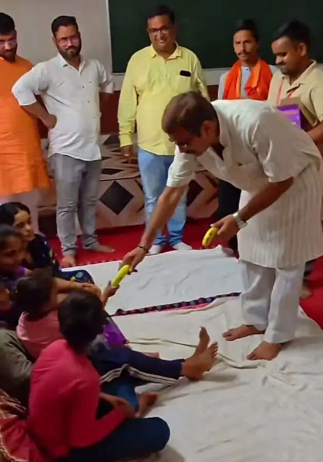 वाराणसी : बाढ़ राहत कैम्प में विधायक हुए भावुक, हाथ में उठा ली वितरण सामग्री