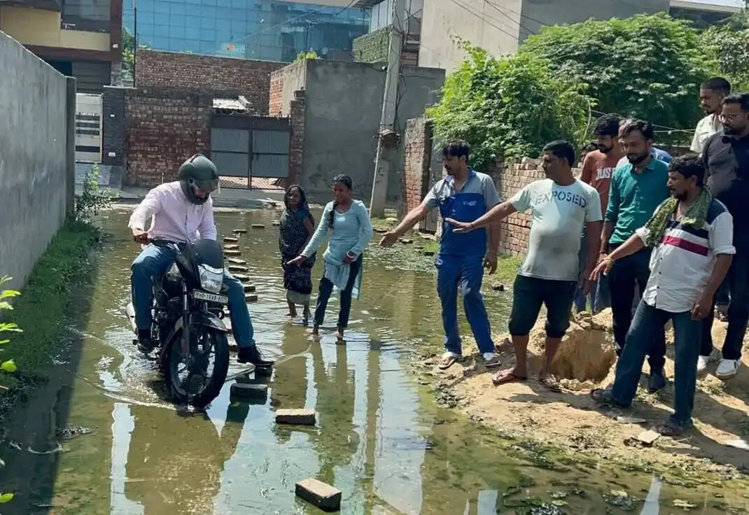 हांसी: सीवरेज ओवरफ्लो से परेशान लोगों का फूटा गुस्सा, डीसी आवास के सामने प्रदर्शन