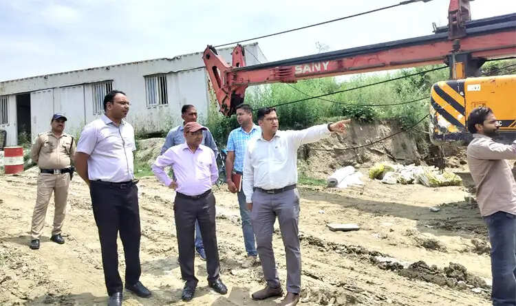 कुंभ मेला: मंडलायुक्त ने निर्माण कार्यों का किया निरीक्षण, गुणवत्ता और समयबद्धता पर दिया जोर