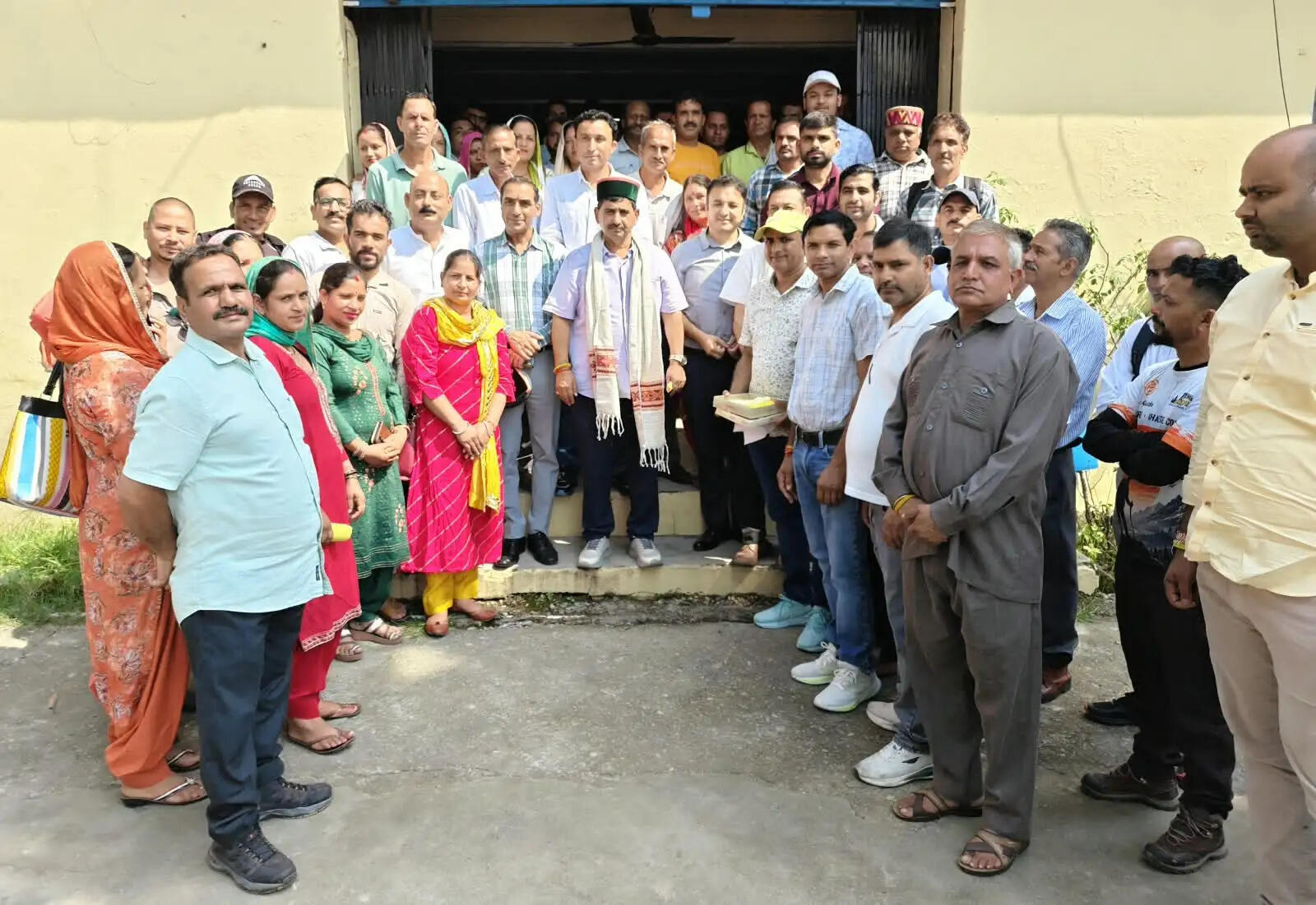 करेरी के लिए बस सेवा शुरू करने पर पंचायत प्रतिनिधियों ने जताया विधायक का आभार