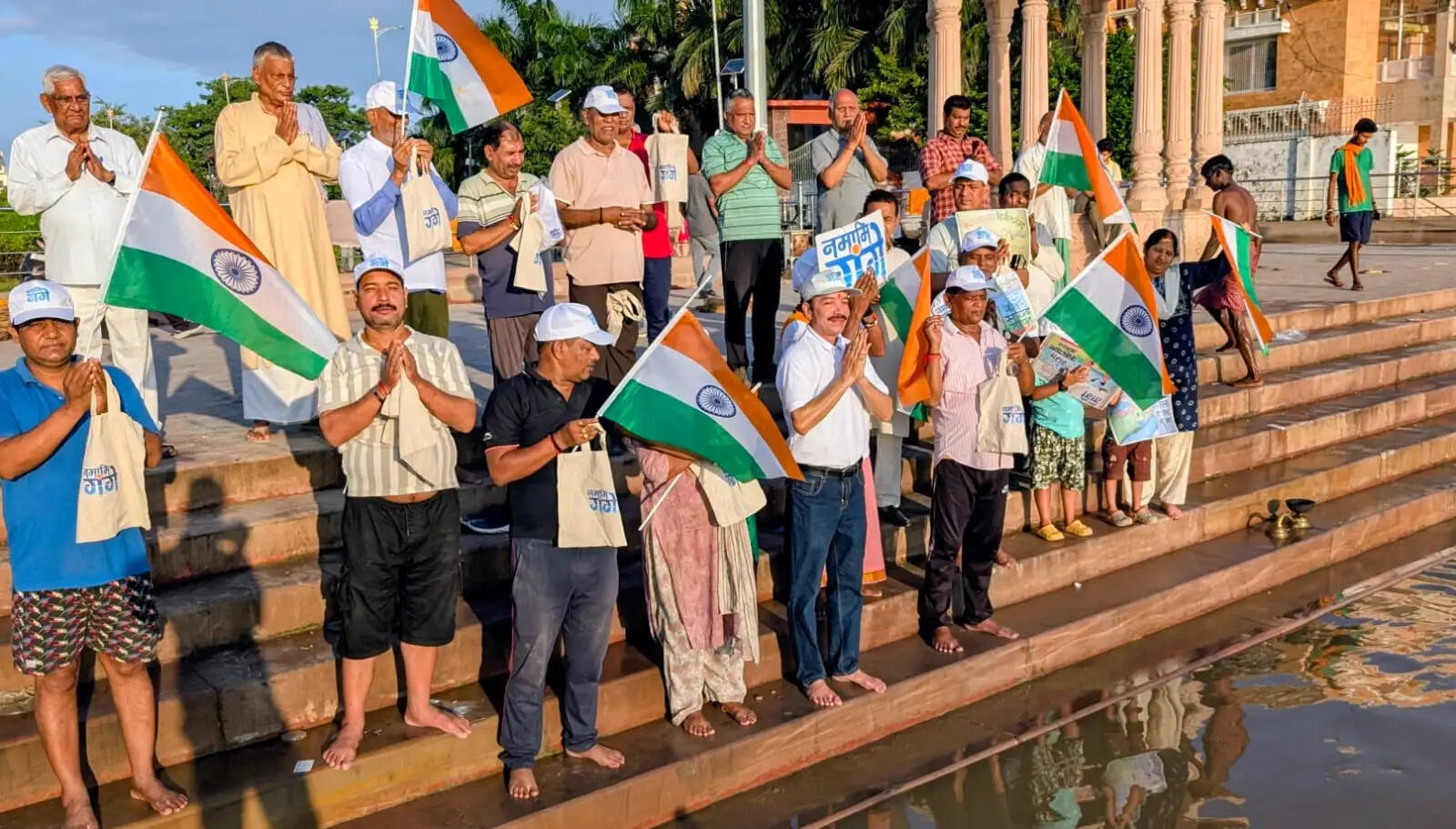 नमामि गंगे स्वयंसेवकों ने सामने घाट पर चलाया स्वच्छता अभियान, गंगा स्वच्छता के लिए किया जागरूक