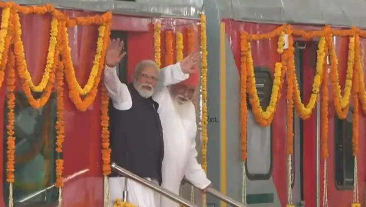 ...जब प्रोटोकॉल तोड़कर बच्चों से रूबरू हुए प्रधानमंत्री, छात्रा की कैप पर दिए ऑटोग्राफ