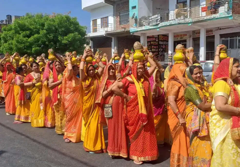 सादाबाद में भव्य कलश यात्रा के साथ श्रीमद्भागवत कथा का श्री गणेश