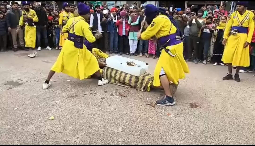 गुरु गोविंद सिंह जी के प्रकाश पर्व पर भव्य शोभायात्रा का आयोजन, लोगों ने छका लंगर