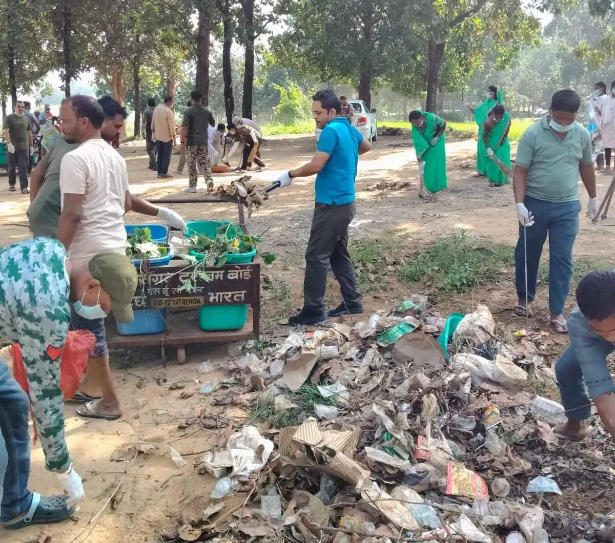 गांधी जयंती पर सतरेंगा पर्यटन स्थल में चला स्वच्छता अभियान, पौधे भी रोपे