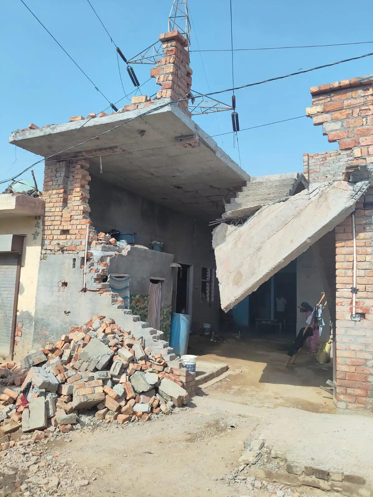 जींद : नशा तस्करों के घरों में चल रहे बिजली व पानी के अवैध कनेक्शन काटे