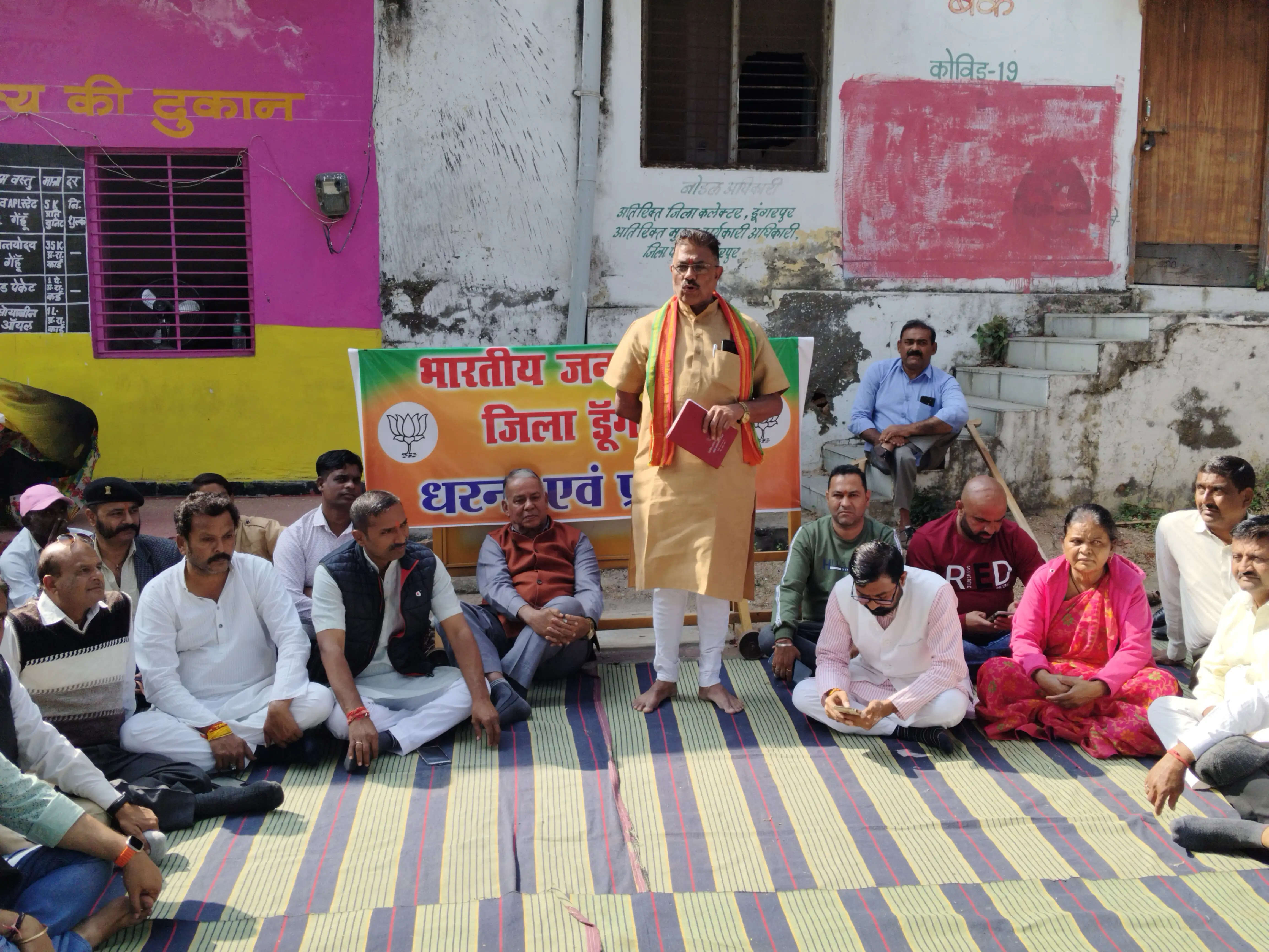 भाजपा ने कलेक्ट्रेट पर किया धरना-प्रदर्शन, राज्यसभा सांसद धीरज साहू का फूंका पुतला