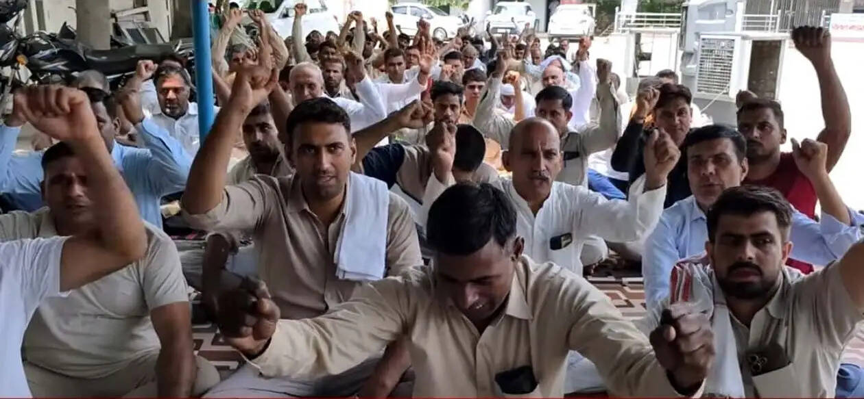 हिसार में रोडवेज कर्मियों ने मांगे मानने पर वापस ली हड़ताल