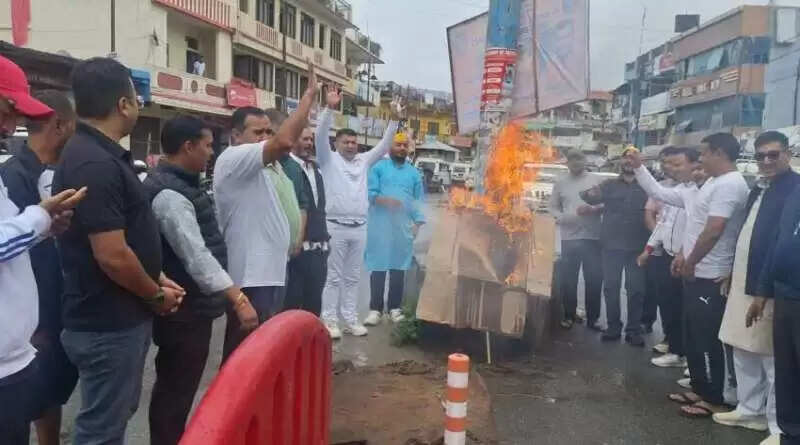 पीएम और उनकी मां पर अभद्र टिप्पणी के विरोध में भाजपाई उग्र, चंपावत में पुतला दहन।