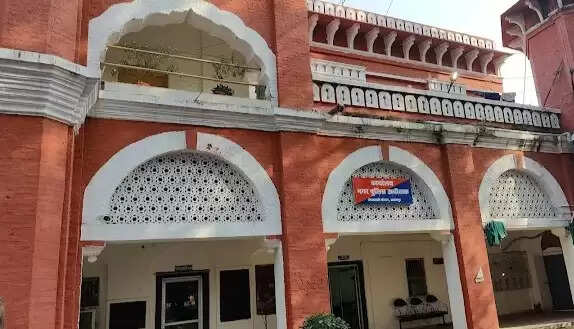 सराफा बाजार से गोल्ड लॉकेट लेकर भागी महिला