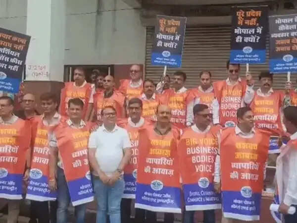 भोपाल में कमर्शियल लाइसेंस शुल्क पर भड़के व्यापारी, निगम दफ्तर पहुंचकर किया प्रदर्शन, दिया धरना
