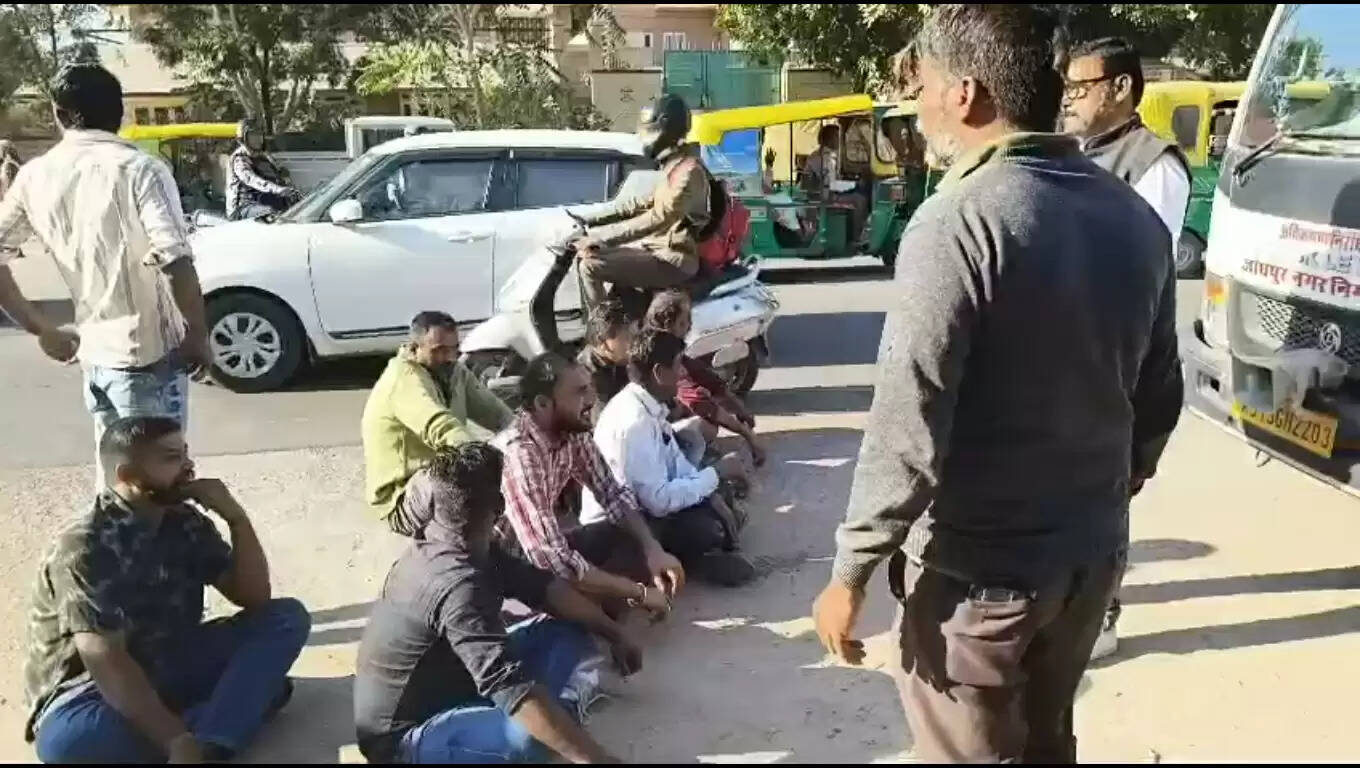 झेलना पड़ा विरोध : नगर निगम ने कई स्थानों से हटाया अतिक्रमण