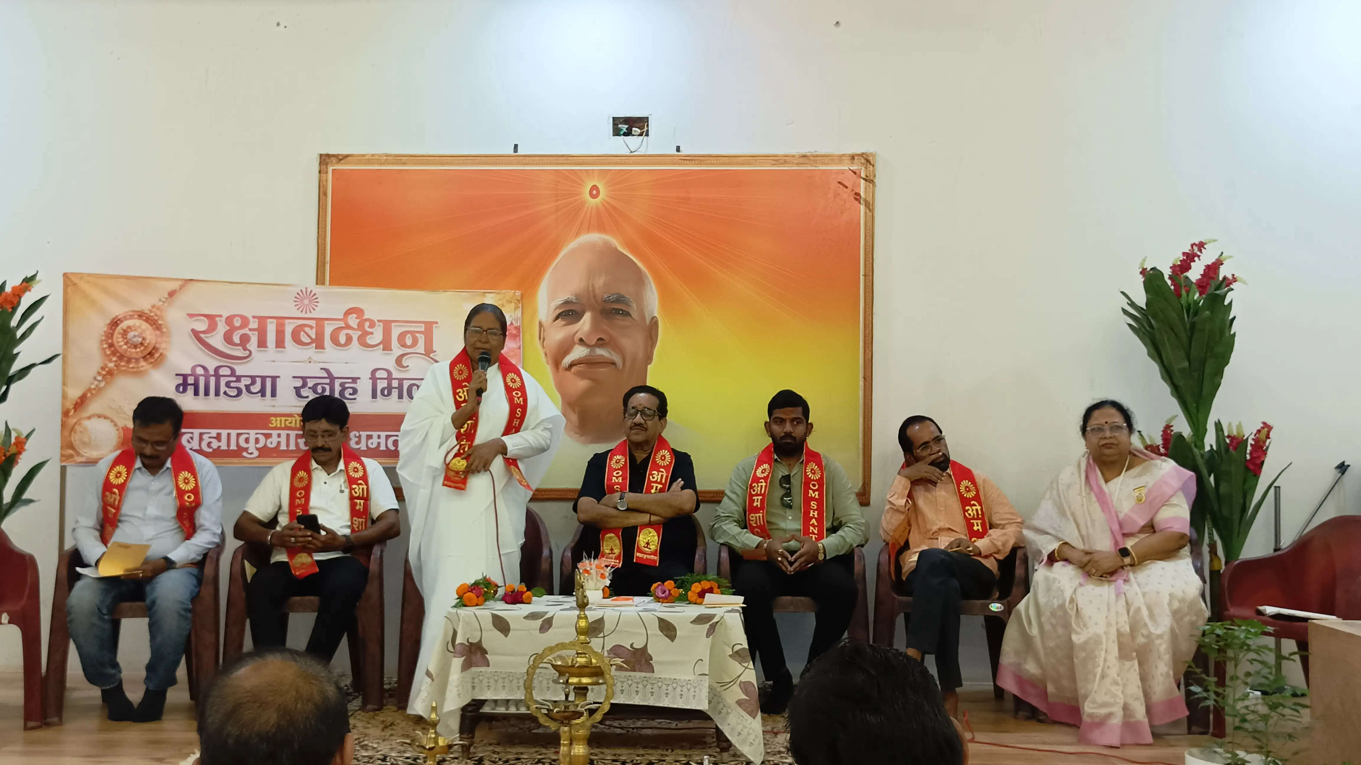 ब्रह्माकुमारीज का मीडिया स्नेह मिलन, राखी बांधकर दिया सकारात्मकता का संदेश
