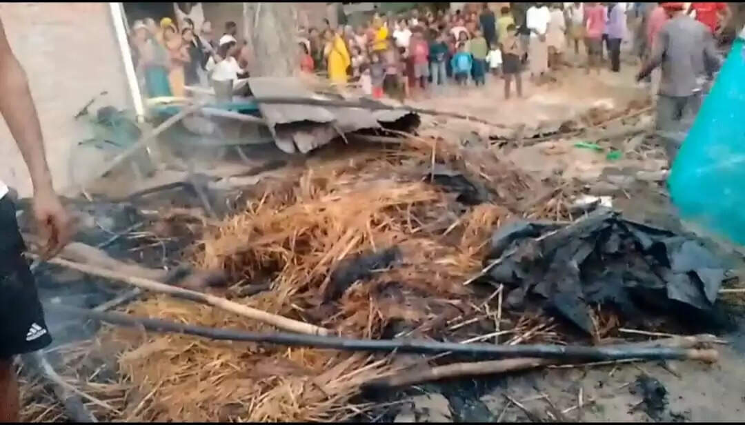 गैस सिलेंडर से लगी आग से मां व दो बेटियों की जलकर मौत,पिता पुत्र भी झुलसे