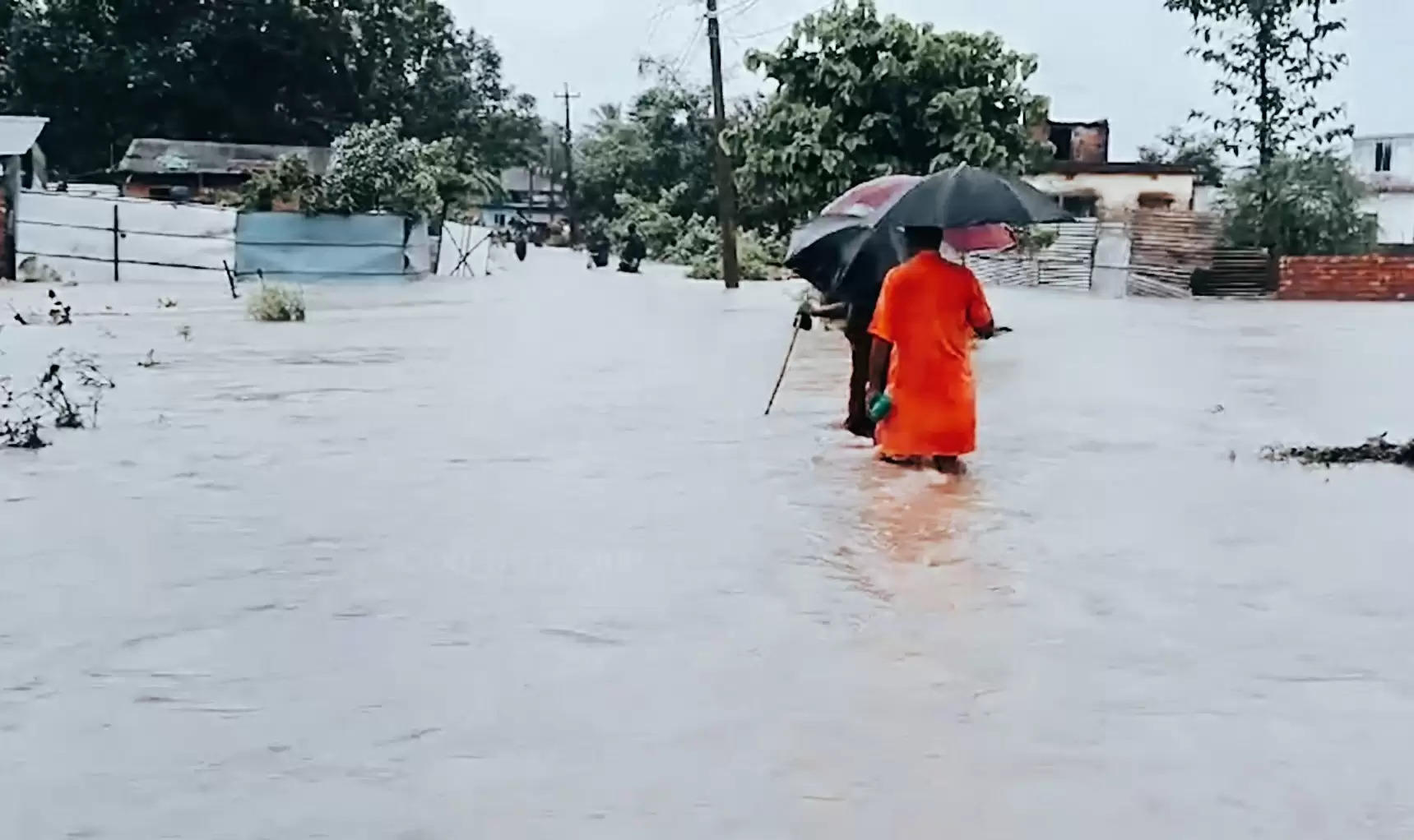 नेपाल से निकलने वाली नदियों का जलस्तर बढ़ा,निकले इलाकों में फैला नदी का पानी