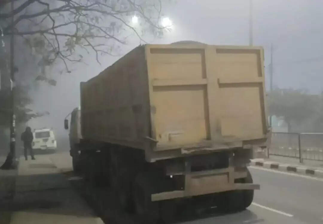 नायब तहसीलदार ने चेक किए लोडेड वाहन