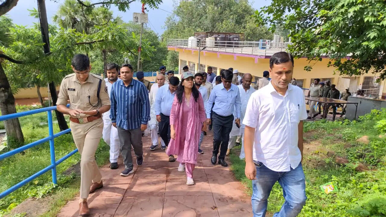 फूड प्रोसेसिंग और फैब्रिकेशन इकाइयों की निर्माण का लिए डीएम ने किया स्थलिय निरीक्षण