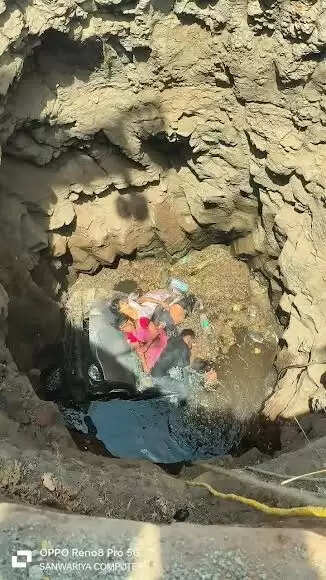 मंदसौर में दर्दनाक हादसा : बाइक से टकरा कर वैन कुएं में गिरी, 10 की मौत