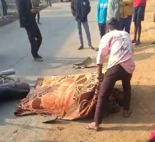 अनूपपुर : ट्रेलर की टक्कर से बाइक सवार की मौत, सीसीटीवी में कैद हुआ हादसा