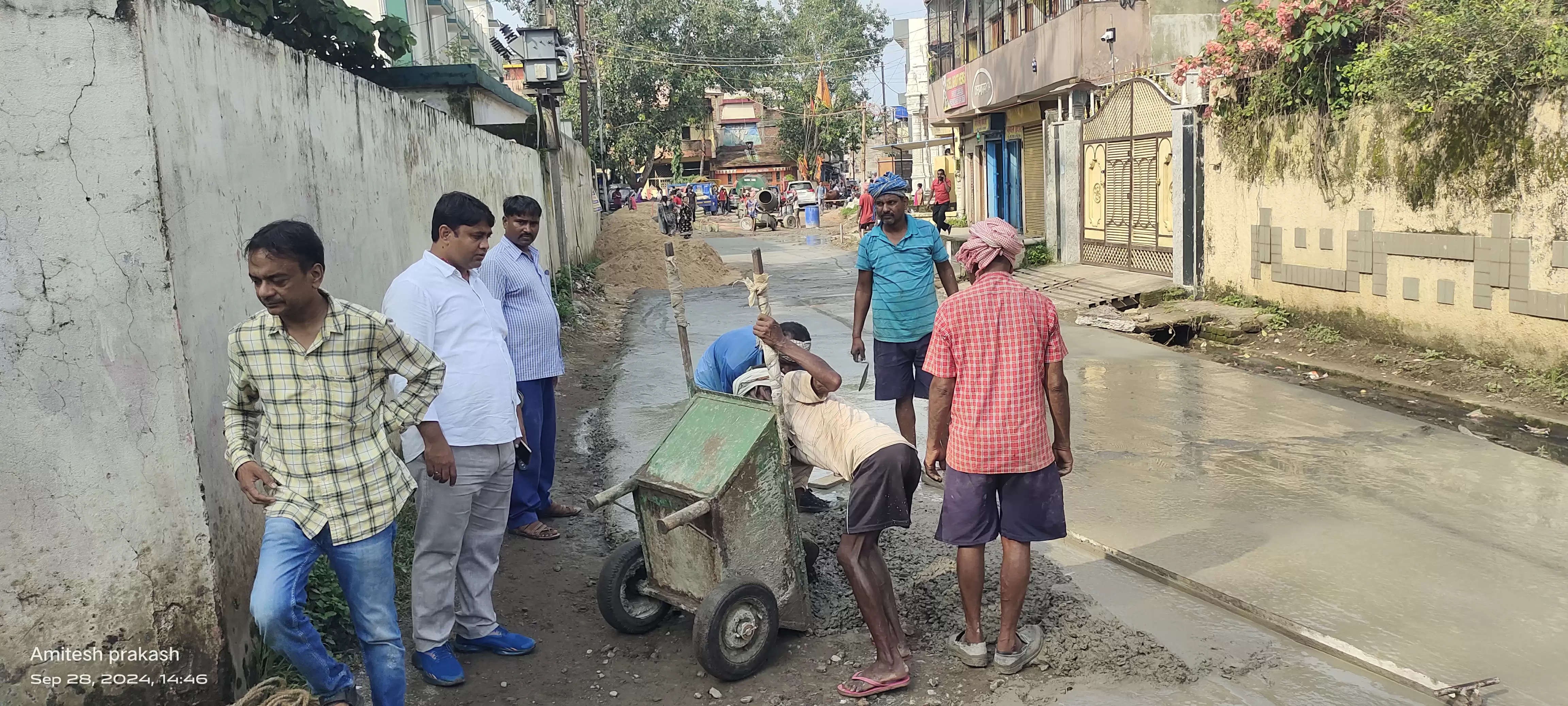 डीएमएफटी से बन रही नेहरू रोड की सड़क, पहले दिन ही मिली अनियमितता