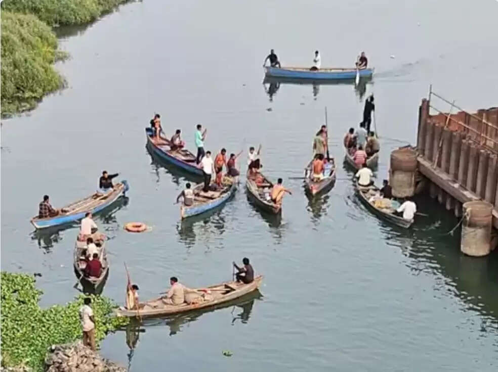 सूरत में बुलेट ट्रेन ब्रिज के निर्माण कार्य के दौरान बड़ा हादसा, नाव पर लोहे की प्लेट गिरने से पिता-पुत्र की मौत