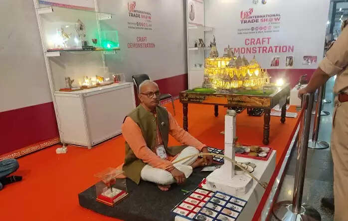 नोएडा के ट्रेड शो में प्रधानमंत्री ने देखा बांदा के शिल्पकार के हाथाें शजर पत्थर से बना राम मंदिर