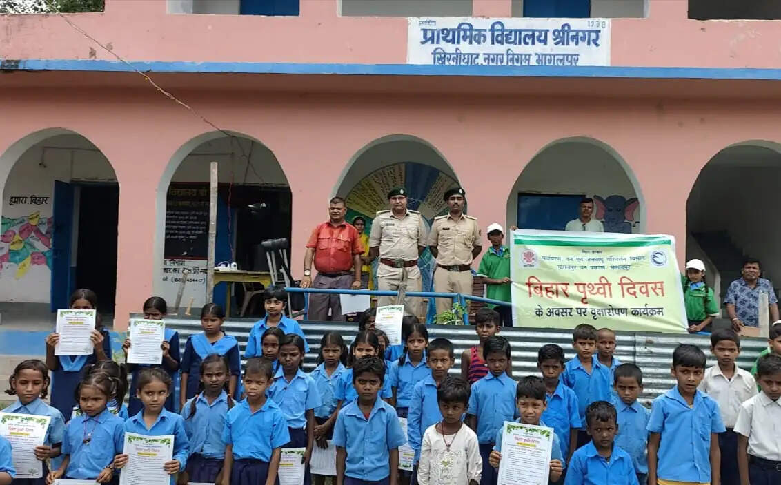 बिहार पृथ्वी दिवस को लेकर स्कूली छात्र-छात्राओं को दिलाया गया संकल्प