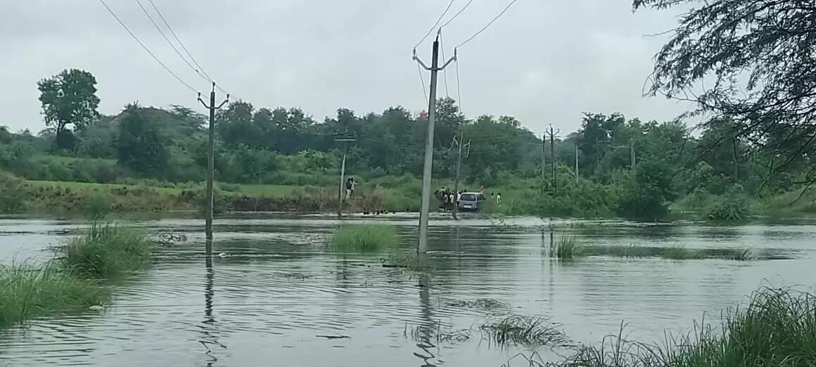 यमुना नदी का बढ़ रहा जलस्तर, प्रशासनिक अमला हुआ सतर्क