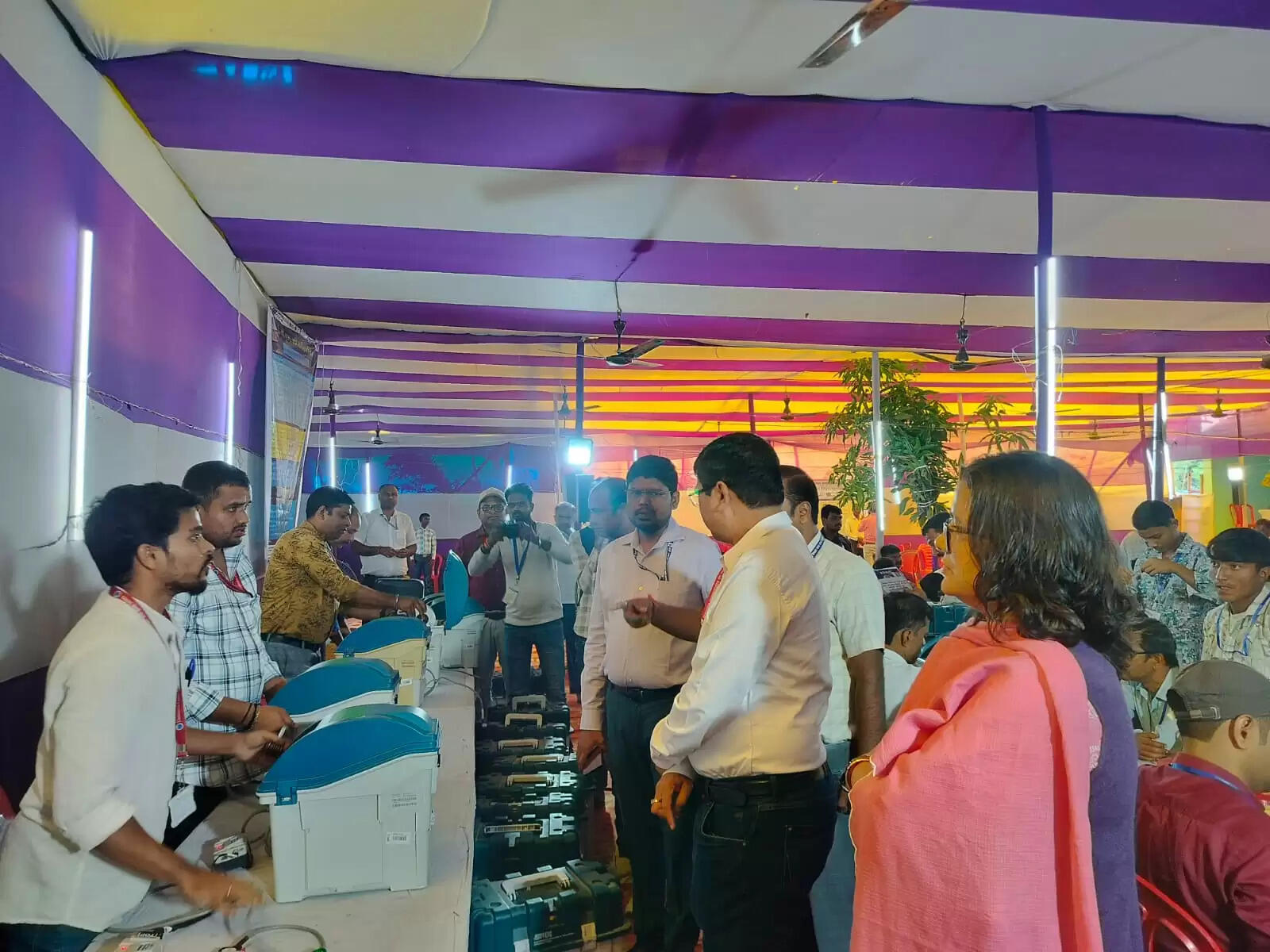 सिकटी के सामान्य पर्यवेक्षक ने डिस्पैच सेंटर में ईवीएम कमिशनिंग का लिया जायजा