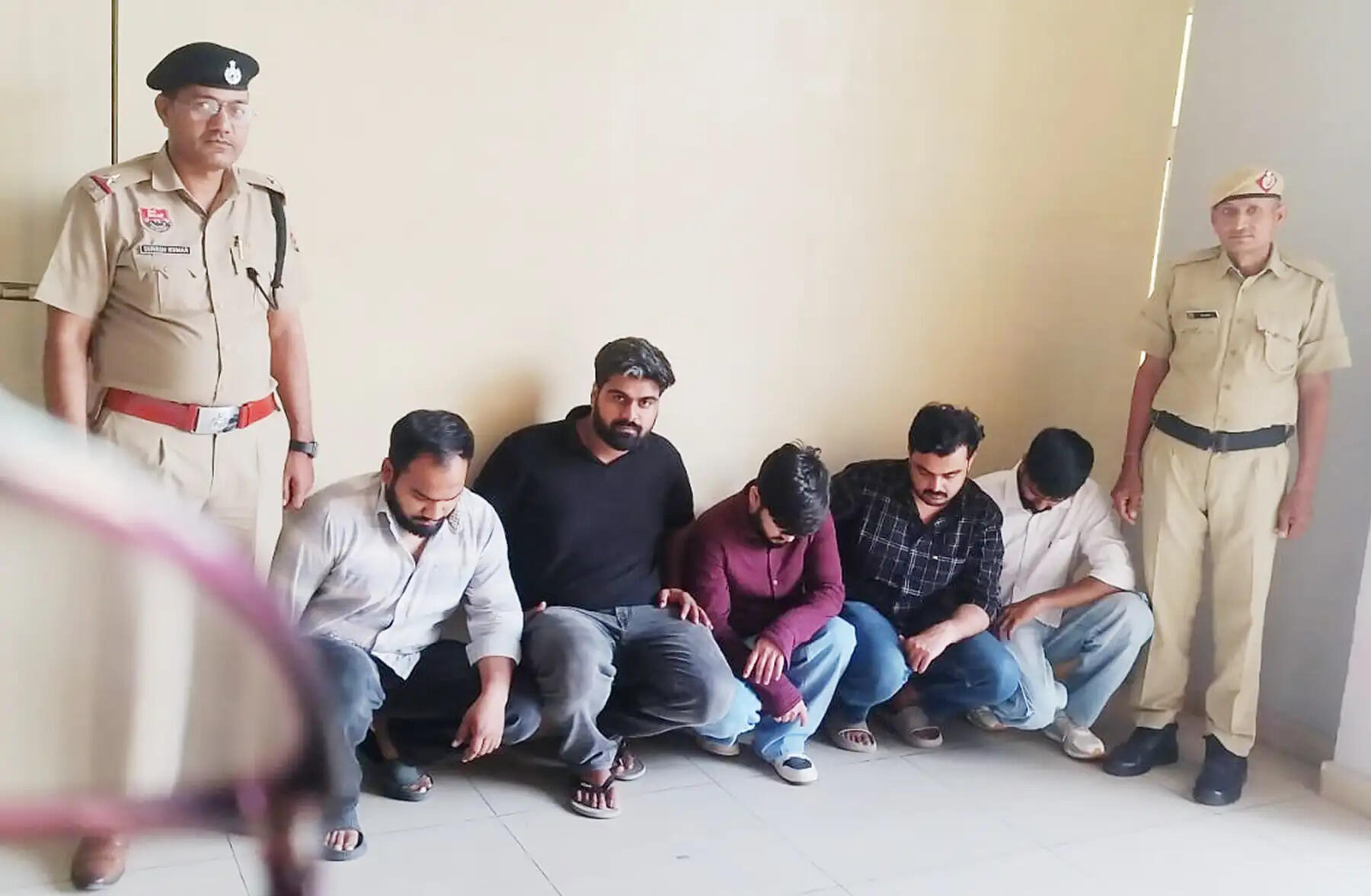 अपडेट--गुरुग्राम में मारपीट का वीडियाे वायरल हाेने पर पांच लोग हिरासत में