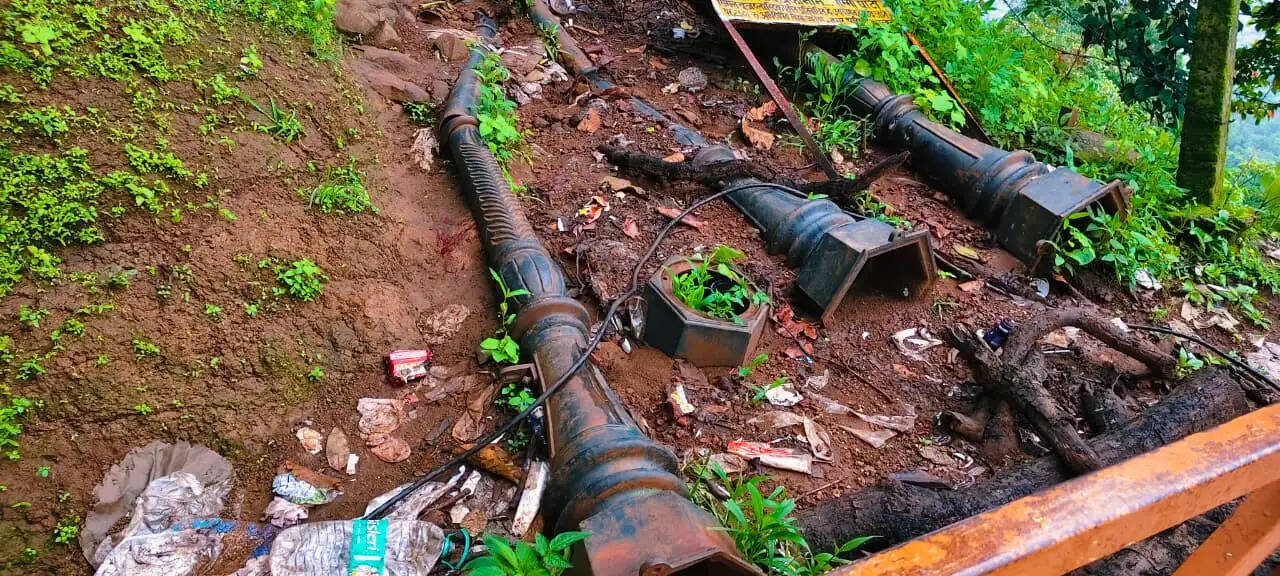 सावन में अमरकंटक के सोनमुड़ा की बदहाली बनी चिंता, टूटी रेलिंग और उखड़ी टाइल्स से बढ़ा हादसे का खतरा