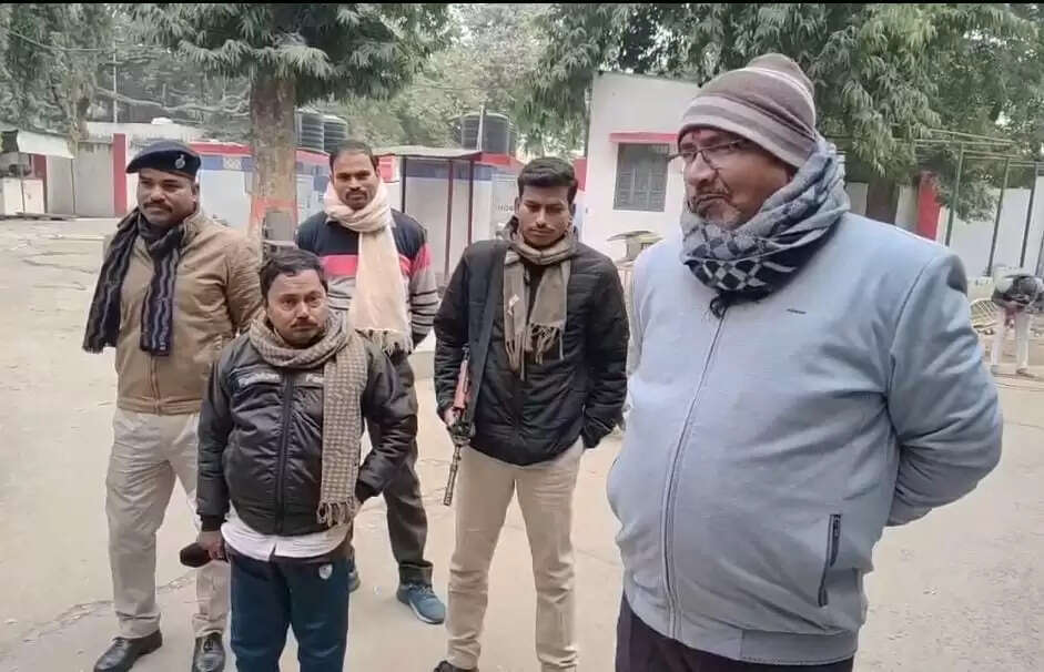 सेल्स टैक्स कार्यालय में कार्यरत चतुर्थ वर्गीय कर्मी को भागलपुर के निगरानी कोर्ट में पेश किया गया