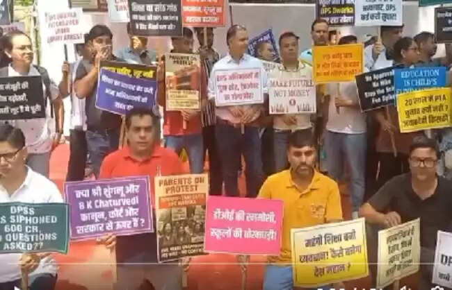 डीपीएस द्वारका में छात्रों के अभिभावकों ने फीस वृद्धि के मुद्दे पर किया प्रदर्शन