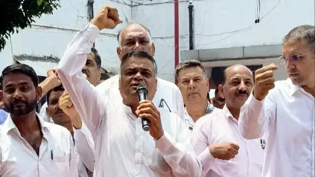 फरीदाबाद : पार्षद दीपक यादव के खिलाफ लामबंद हुए निगम अधिकारी