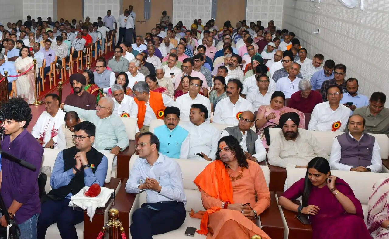 विद्यालय संस्कारों के केंद्र, शिक्षक निभाते हैं व्यक्तित्व निर्माण में अहम भूमिका: मुख्यमंत्री